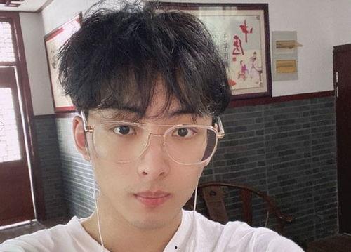 网红帅哥吃瓜事件真相是真的吗,真相揭秘，是真是假？