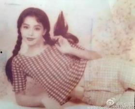 年轻网红妈妈吃瓜