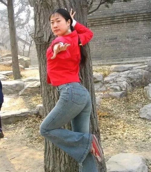 网红吃瓜丑姐姐是谁呀,她的真实身份与走红之路