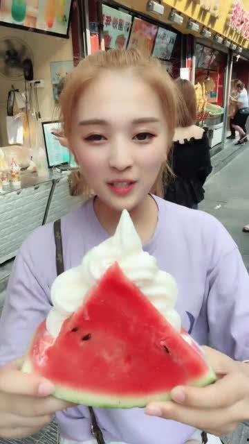 网红吃瓜丑姐姐是谁呀,她的真实身份与走红之路  第2张